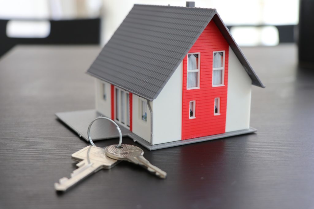 家の模型と鍵の写真