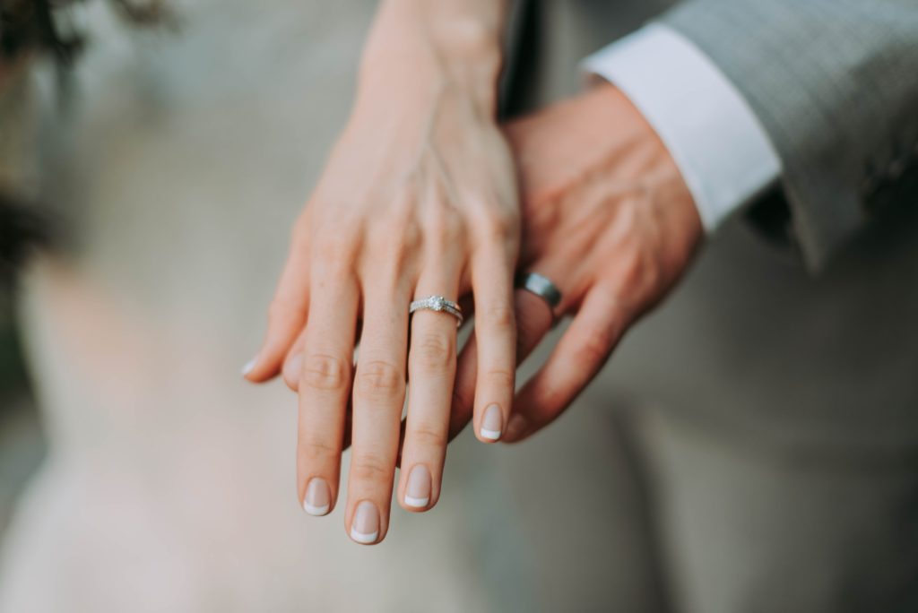 結婚の決め手 夫婦の手の写真