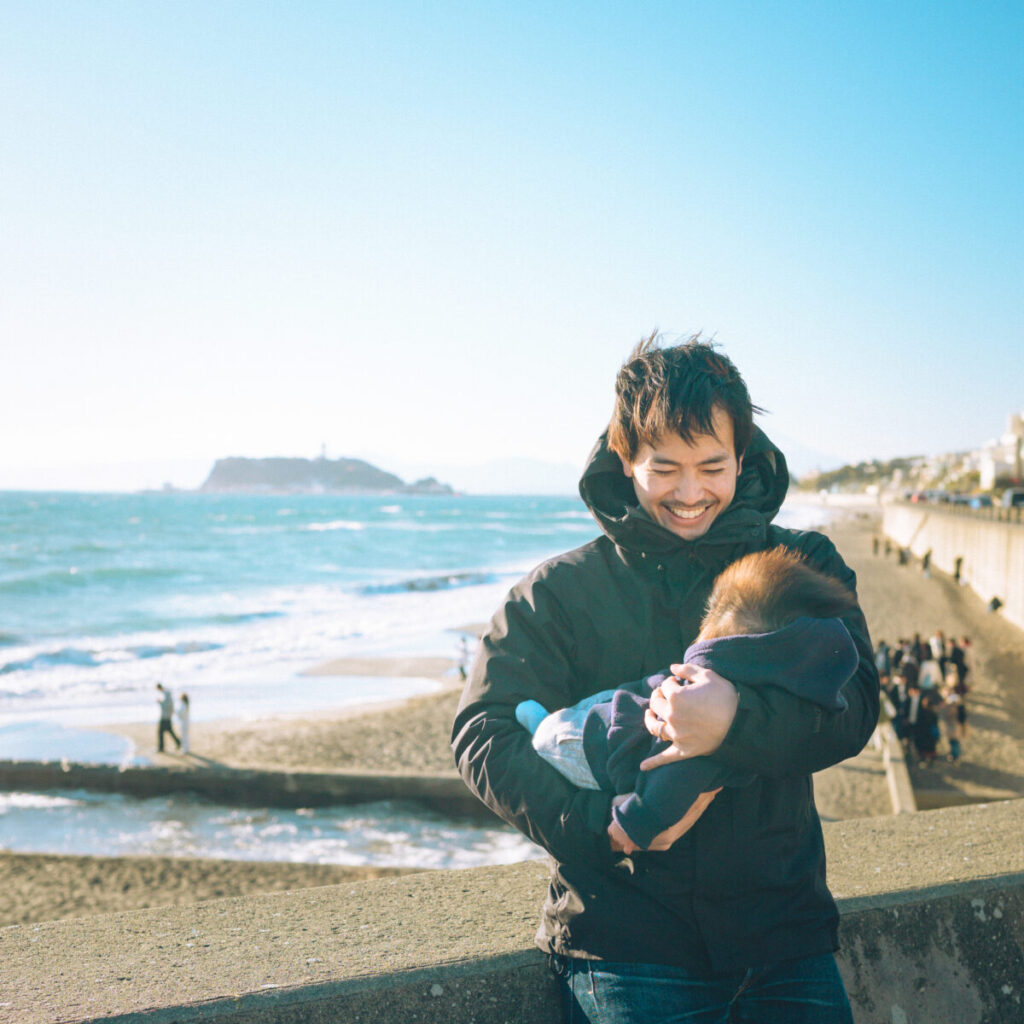 湘南で子育て　　七里ヶ浜で息子と２ショットの写真