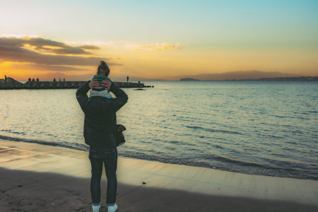 湘南で子育て　夕方の海での2ショット