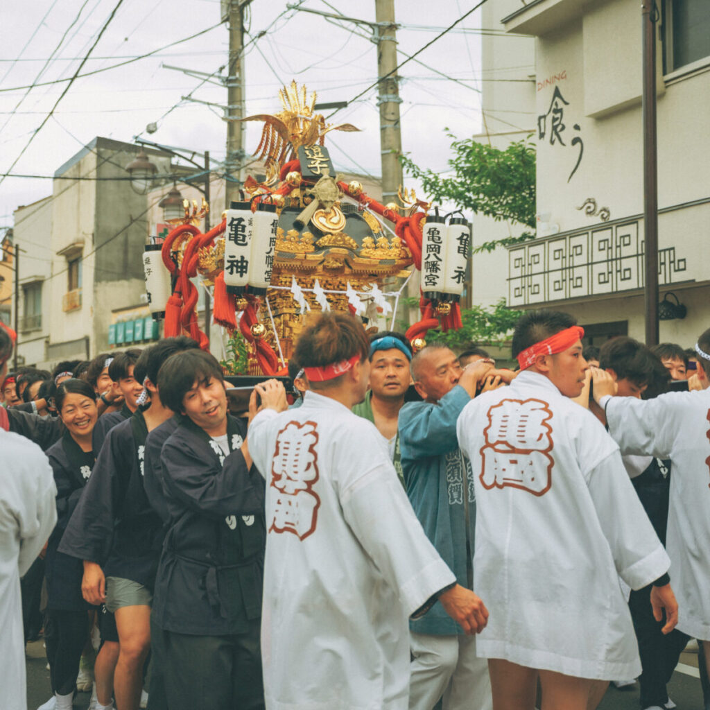 逗子・亀岡八幡宮例大祭のお神輿担ぎ